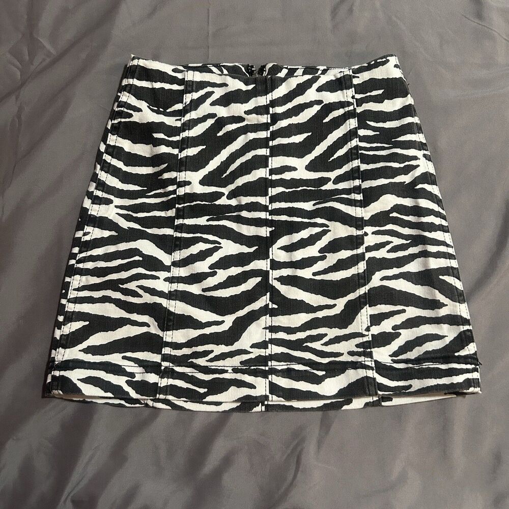 Wild Fable Womens Mini Skirt Size 00 Zebra Print White Black Stretch Back Zipper